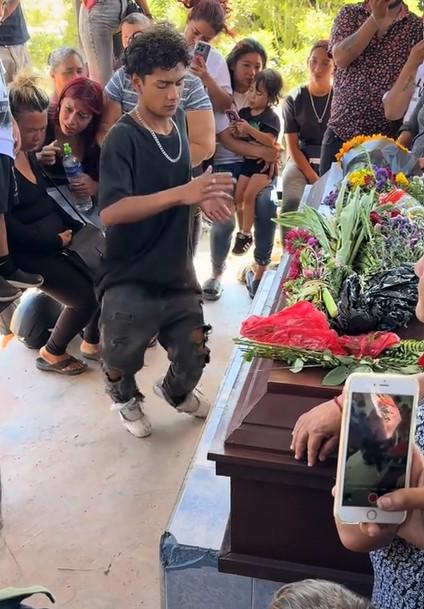 Con bailes al ritmo del tra, tra despiden a joven asesinado en Tegucigalpa