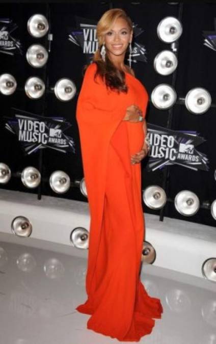 2011- Después de tres años de matrimonio con Jay Z (2008) la estrella anunciaba una enorme cambio en su vida, la llegada de su primera hija Blue Ivy (Enero 2012).