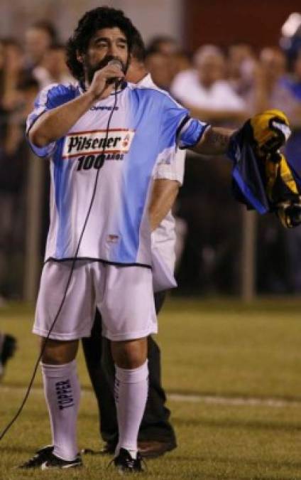 Maradona vino a Honduras con el Showbol y cobró $80,000, por un partido de dos tiempos de apenas 25 minutos cada uno. Se vivió una fiesta deportiva en San Pedro Sula.