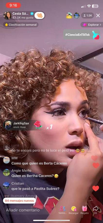 Esto desató la furia de Cesia y comenzó a responder.