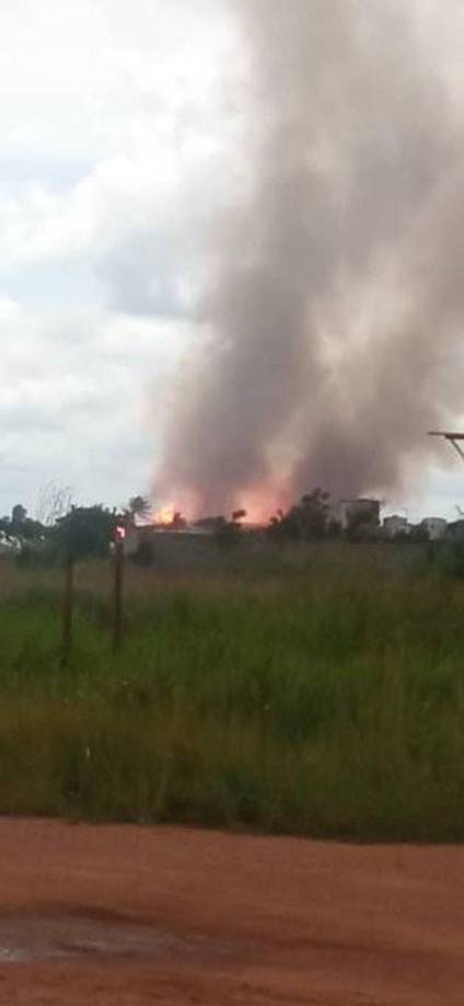 Los habitantes cercanos al lugar temen a que se propague el feroz fuego.