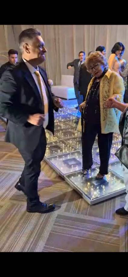 Recientemente había sido captada mientras bailaba junto a su adorado hijo JORGE BETANCOURT en una fiesta familiar en San Pedro Sula.