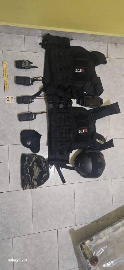 Los fiscales al proceder con la sexta vivienda allanada detuvieron a Farez Alexander Sánchez Rivera, con dos chalecos antibalas, cuatro radios de comunicación, dos pasamontañas y una pistola comercial.