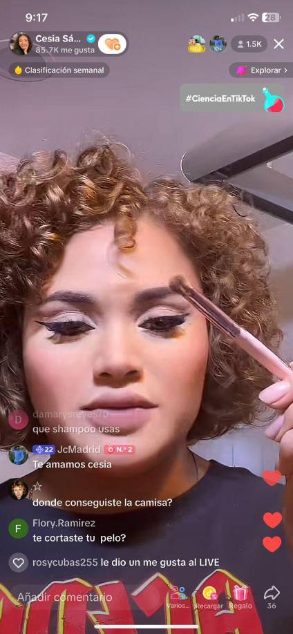 Anoche Cesia realizó un live en su cuenta de Instagram maquillándose. 