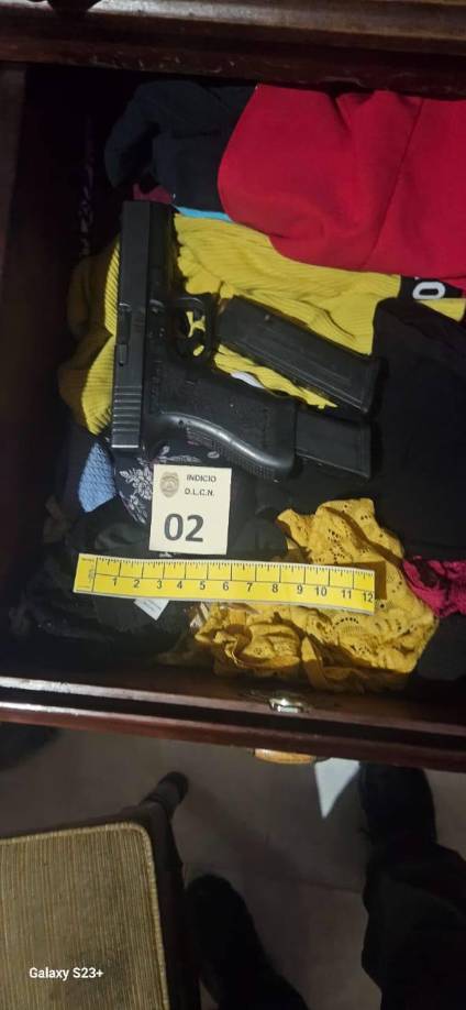 A los detenidos se les supone responsables del delito de tráfico ilícito de drogas, tenencia de arma comercial y asociación para delito en perjuicio de la salud pública, el orden público y los derechos fundamentales.