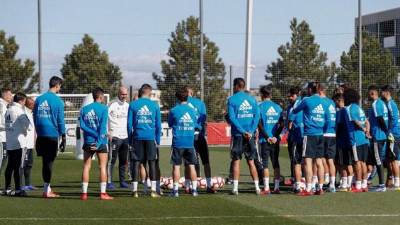 En el Real Madrid se alista una barrida de cara a la próxima temporada luego de la mala temporada que realizó el club merengue. Hoy, el diario AS de España revela los jugadores que estarían saliendo del equipo madridista.