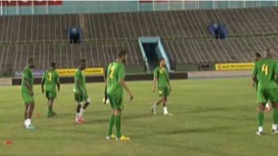 Los jugadores iniciaron con un rondo y posteriormente practicaron jugadas a balón parado.