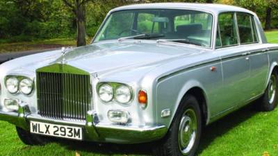 El auto cuenta con mucho lujo y distinción.