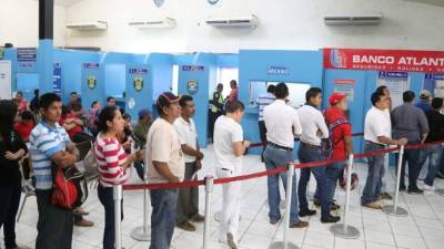 A quienes llegan a tramitar el documento se les da un permiso.