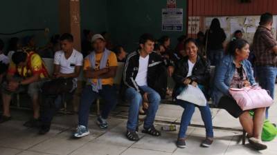 Parientes esperan a las pacientes en Maternidad.