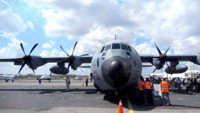 La tripulación está compuesta por cinco personas: dos pilotos, un ingeniero de vuelo, un director de vuelo — “el meteorólogo” de las alturas— y un navegante.