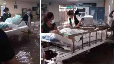 Personal de enfermería movió las camillas de varios pacientes tras la repentina inundación en un hospital de Hidalgo.//Twitter.