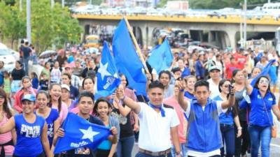 Los nacionalistas realizaron ayer una caminata por el bulevar Juan Pablo Segundo de Tegucigalpa.