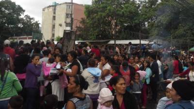 Miles de personas se aglutinaron en San Pedro Sula para cobrar el bono 10,000.