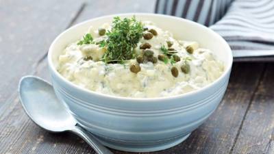 Las alcaparras son el ingrediente que se usa para hacer la salsa tártara.