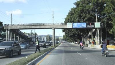 Así está el actual puente peatonal frente al Seguro.