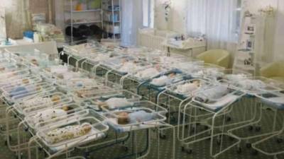 Un centenar de bebés nacidos por gestación subrogada se encuentran varados en un cuarto de hotel en la capital de Ucrania luego de que las restricciones de viaje en Europa impidiesen que sus padres viajen a ese país para recoger a sus recién nacidos.