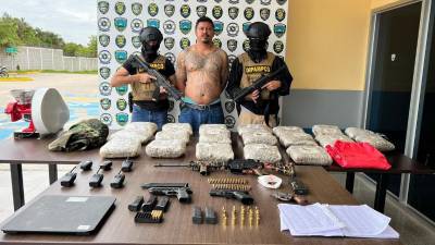Ángel Alexis Villatoro, presunto miembro de la mara MS, fue presentado con las armas, municiones y droga que le fue encontrado en el allanamiento de vivienda en donde se le capturó.