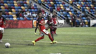 Darixon Vuelto en el momento que sacó el zurdazo que fue imposible de poder detener para el portero del FAS.