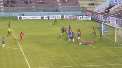 Carlos Pineda agarró el balón fuera del área y luego sacó un zapatazo que se incrustó al ángulo.