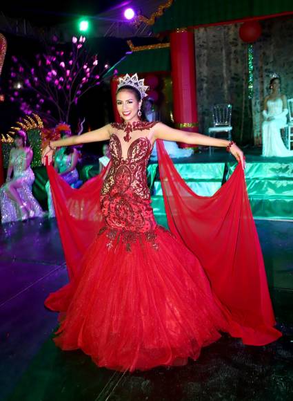 La Reina de la Feria hizo un recorrido por un miembro de los cadetes de la Academia Naval.