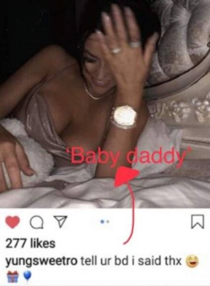 Ese mismo mes compartió una foto agradeciendo un regalo (reloj) 'Dile a tu bd que digo gracias', según los internautas en BD es por 'baby daddy', supuesto mote que ella usaría para referirse a Travis Scott.