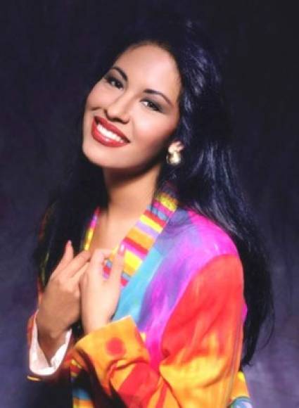 Selena Quintanilla- 31 de Marzo de 1995. La cantante del tex-mex fue asesinada en Corpus Christi por la ex presidenta de su club de fans Yolanda Saldívar. Está le disparo 'sin querer'. <br/>La cantante se reunió con Yolanda porque al parecer le estaba robado dinero, en ese entonces alrededor de $300 000 dólares. <br/>Saldivar está cumpliendo una condena de 30 años en una cárcel de Texas.