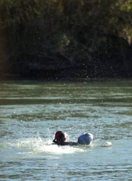 Los migrantes que intentan cruzar hacia el lado de los Estados Unidos, son sorprendidos por los profundos niveles de agua y la rápida corriente del río.