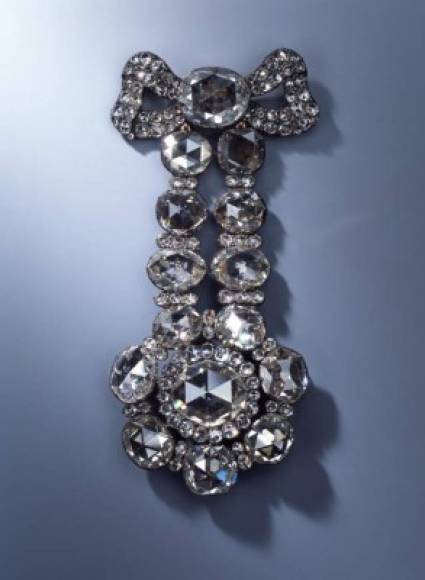 El llamado Diamante Blanco de Sajonia es una de las joyas más preciadas de la colección de Augusto II de Polonia o Augusto el Fuerte, que reinó en el siglo XVIII. La joya de casi 50 quilates fue adquirido en febrero de 1728, y su valor ronda los 12 millones de dólares.