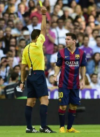 El árbitro Gil Manzano saca la tarjeta amarilla a Lionel Messi por una falta a Luka Modric.