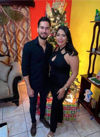 Marcelo Canales, futbolista del Vida, disfrutó la Navidad 2023 con su esposa Martha Cristina García.