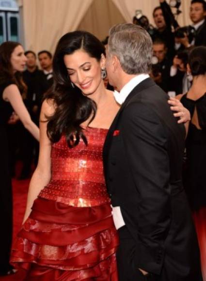 George Clooney es un gran seductor. Acostumbra hablarle al oído a su esposa, quien no deja de sonreír y sonrojarse.