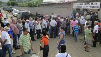 Largas filas se formaron, era una verdadera fiesta electoral.