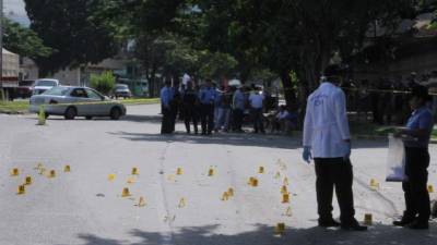En la escena del crimen los técnicos de la DPI requisaron más de cien casquillos de bala de fusil AK-47.