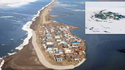 Vista actual de la isla de Kivalina. En el recuadro, cómo es en invierno.