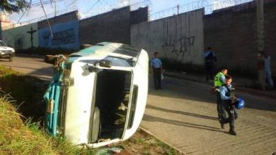 El bus de La Quezada-Centro casi provoca tragedia al darse vuelta.