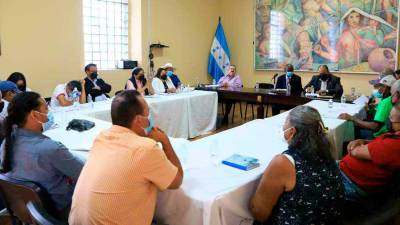 <b><span class=mln_uppercase_mln>Trabajo.</span></b> Los campesinos en reunión con diputados de la comisión ayer en el Congreso Nacional.<span class=mln_uppercase_mln> </span>