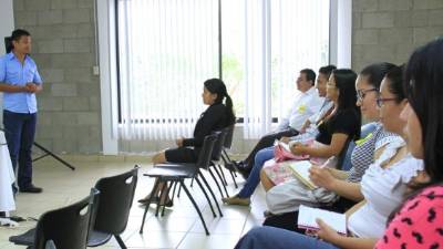 Los asistentes ponen atención al expositor.