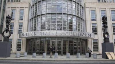 Varios policías vigilan la corte federal de Brooklyn, durante un juicio contra el exmecánico de la Fuerza Aérea de EE.UU. Tairod Nathan Webster, acusado formalmente de intentar unirse al grupo yihadista Estado Islámico (EI) en Siria. EFE/Archivo