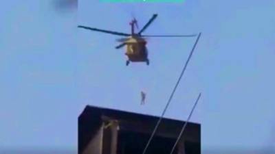 Un video muestra un helicóptero militar de EEUU, en poder de los talibanes, sobrevolar Kandahar con un hombre colgado.//Twitter.