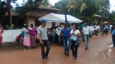 A pesar del clima lluvioso, los residente de Puerto Lempira salieron a votar.