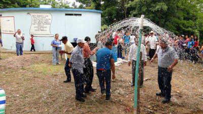 A los actos de inauguración asistieron vecinos de la comunidad de Agua Blanca. Los actos se desarrollaron en el sitio donde se encuentra el tanque de almacenamiento.