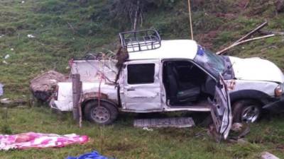El vehículo en el que se conduciían las víctimas terminó en el fondo de un barranco.