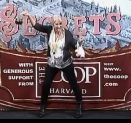 Helen Mirren baila el ‘twerking’ tras recibir premio