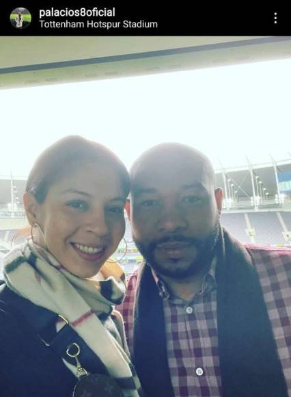 Palacios llegó al estadio del Tottenham al lado de su adorada esposa. El volante hondureño la pasó a lo grande en Inglaterra.