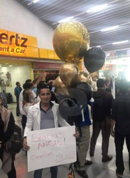 Angie Flores recibida como una reina a su regreso a Honduras tras final de La Academia