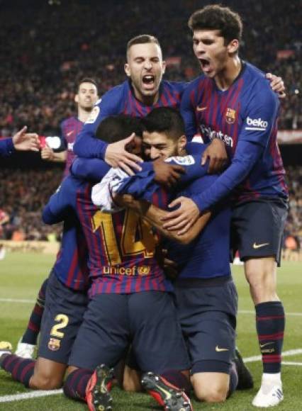 El eufórico festejo de los jugadores del Barcelona tras el 1-0 de Luis Suárez. Foto AFP