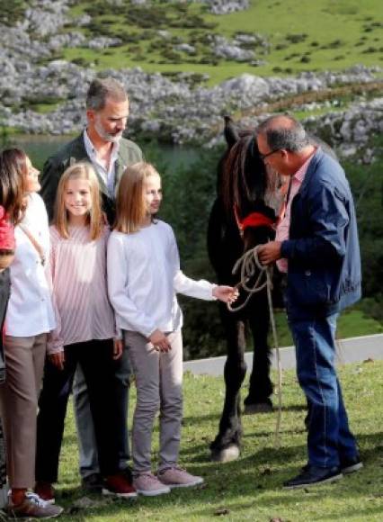 La princesa Leonor recibió una yegua de la raza 'Montaña asturiana' por el Ayuntamiento de Cangas de Onís.
