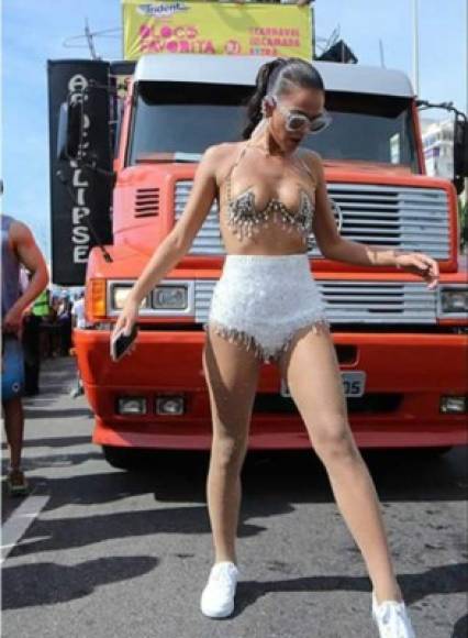La novia de Neymar fue una de las protagonistas de los típicos festivales brasileños con un atuendo que roba suspiros.