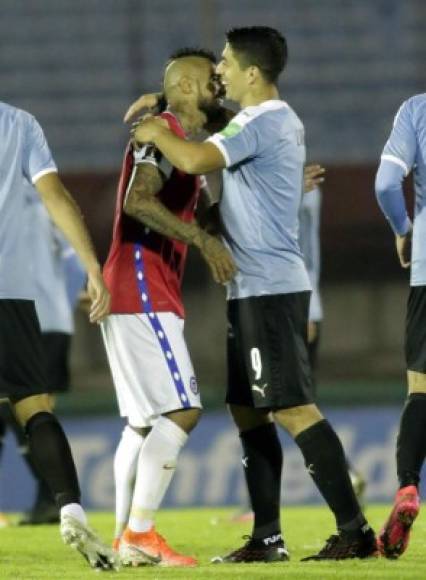 Ex compañeros en el Barcelona. Luis Suárez y Arturo Vidal se saludaron amigablemente tras el partido Uruguay-Chile.